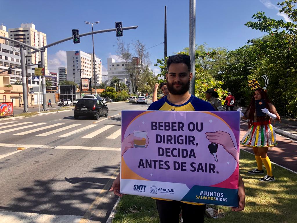 Ação educativa da SMTT alerta a população sobre os riscos da mistura de álcool e direção - SMTT Aracaju